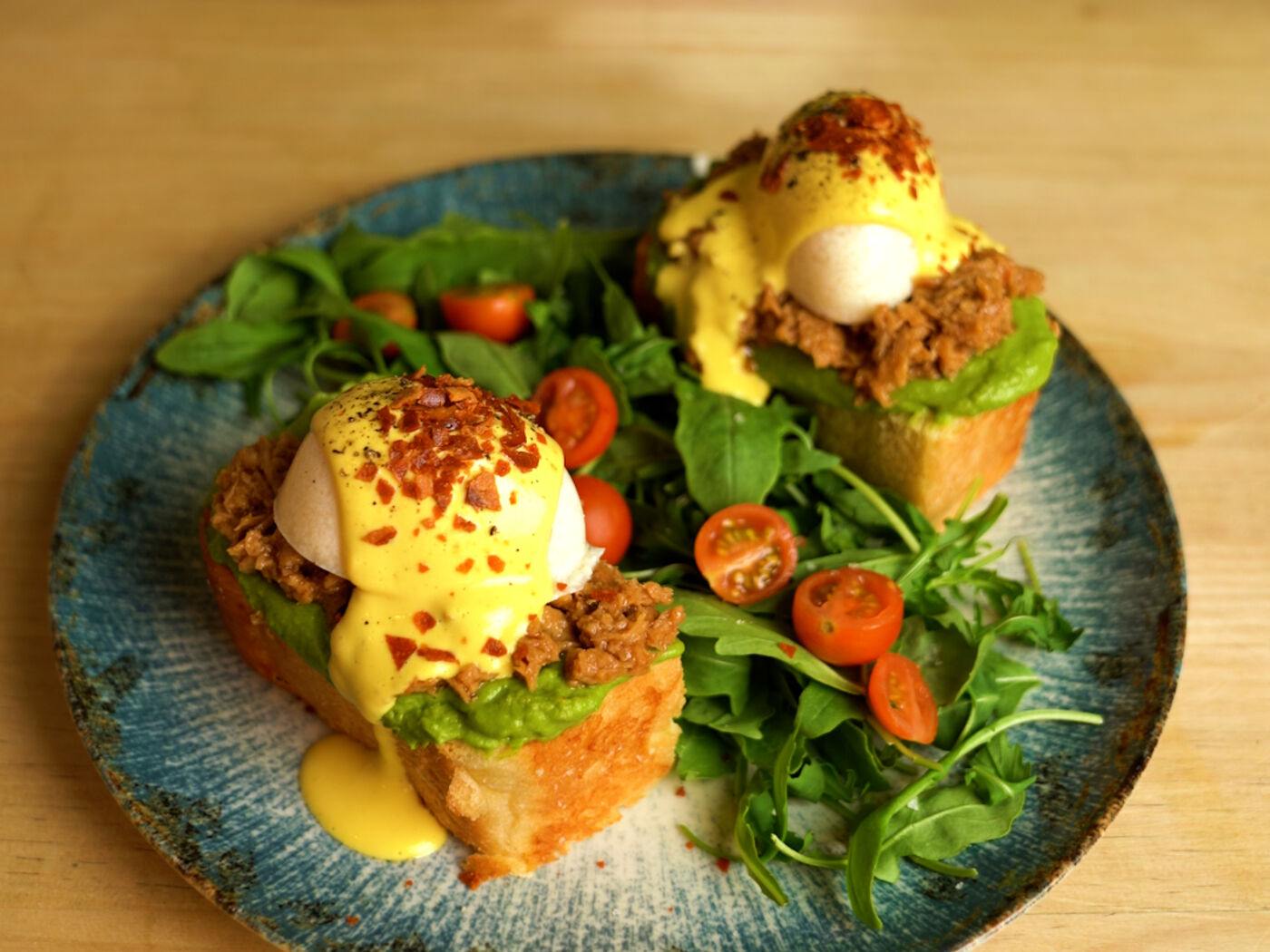 Huevos Benedict veganos de Frutas Prohibidas: dos Benedict del Infierno con huevo vegetal, holandesa de anacardos y pulled pork de seitán sobre brioche, con ensalada