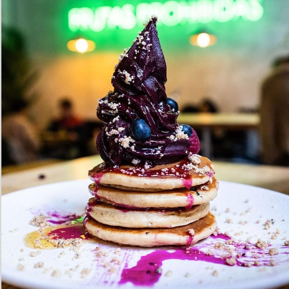 Torre de pancakes con açaí y frutos rojos