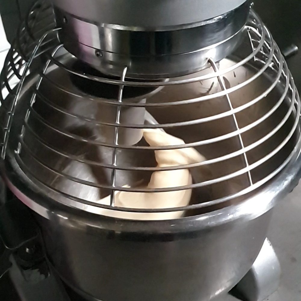 Amasadora de Frutas Prohibidas trabajando la masa de brioche