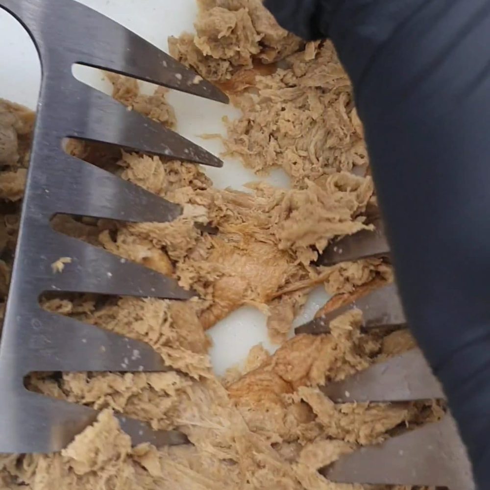 Seitán deshilachado a mano para el pulled pork de Frutas Prohibidas