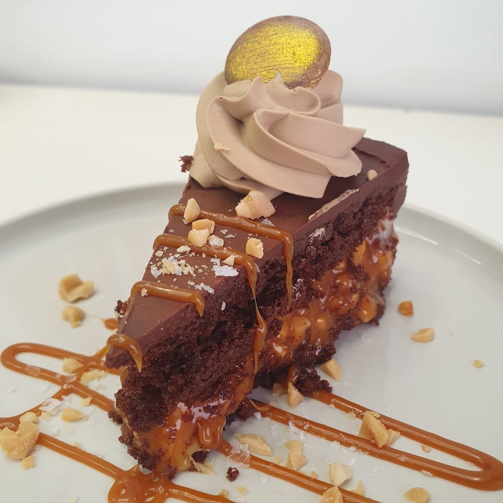 Tarta Snickers, chocolate, caramelo y cacahuete
